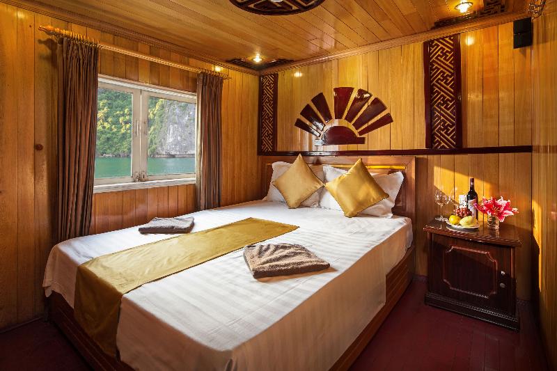 Chiec tau du lich dang luot tren mat nuoc em a giua cac hon dao trong tour Ha Long 1 ngay.